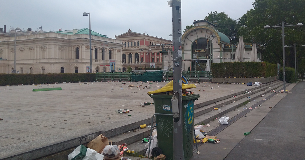 So ließen die Wiener den Karlsplatz nach ihrer Party zurück.