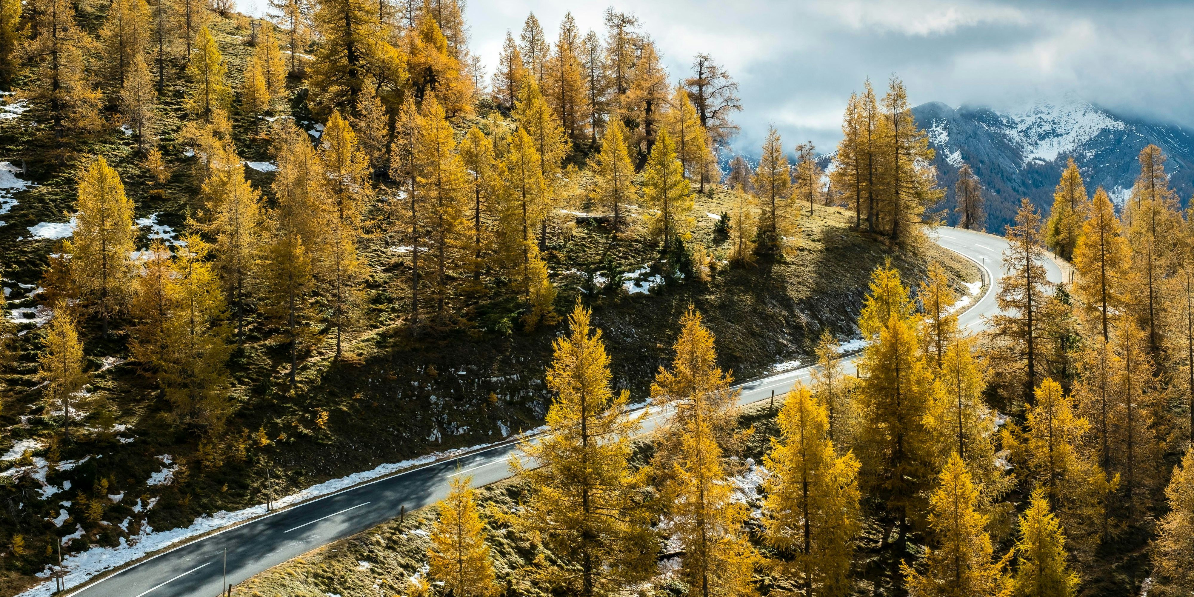 Eine Straße in den nahegelegenen Nockbergen