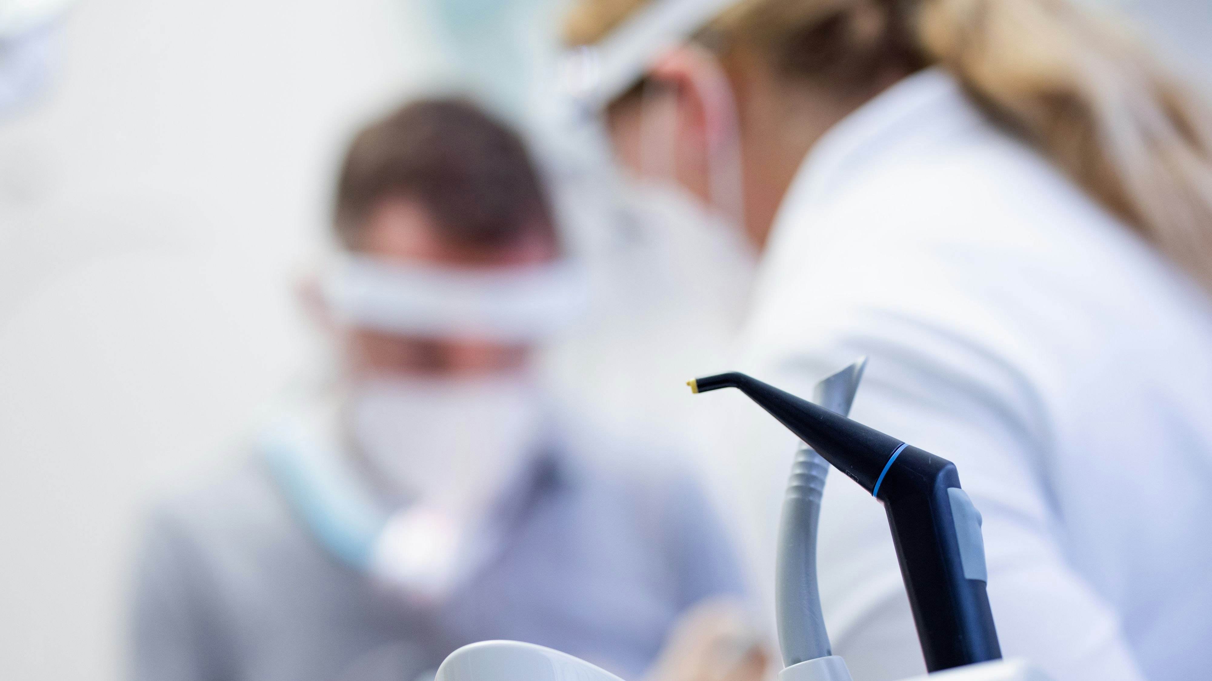 Download von www.picturedesk.com am 24.05.2021 (10:35).  11 December 2020, North Rhine-Westphalia, Cologne: A dentist and a dental assistant with mouth/nose protection and protective visors are treating a patient in a dental practice. The German Dentists' Association points out that the corona pandemic should not be used as an excuse to postpone necessary treatment and check-ups at the dentist. Photo: Rolf Vennenbernd/dpa - 20201211_PD6134 - Rechteinfo: Rights Managed (RM)