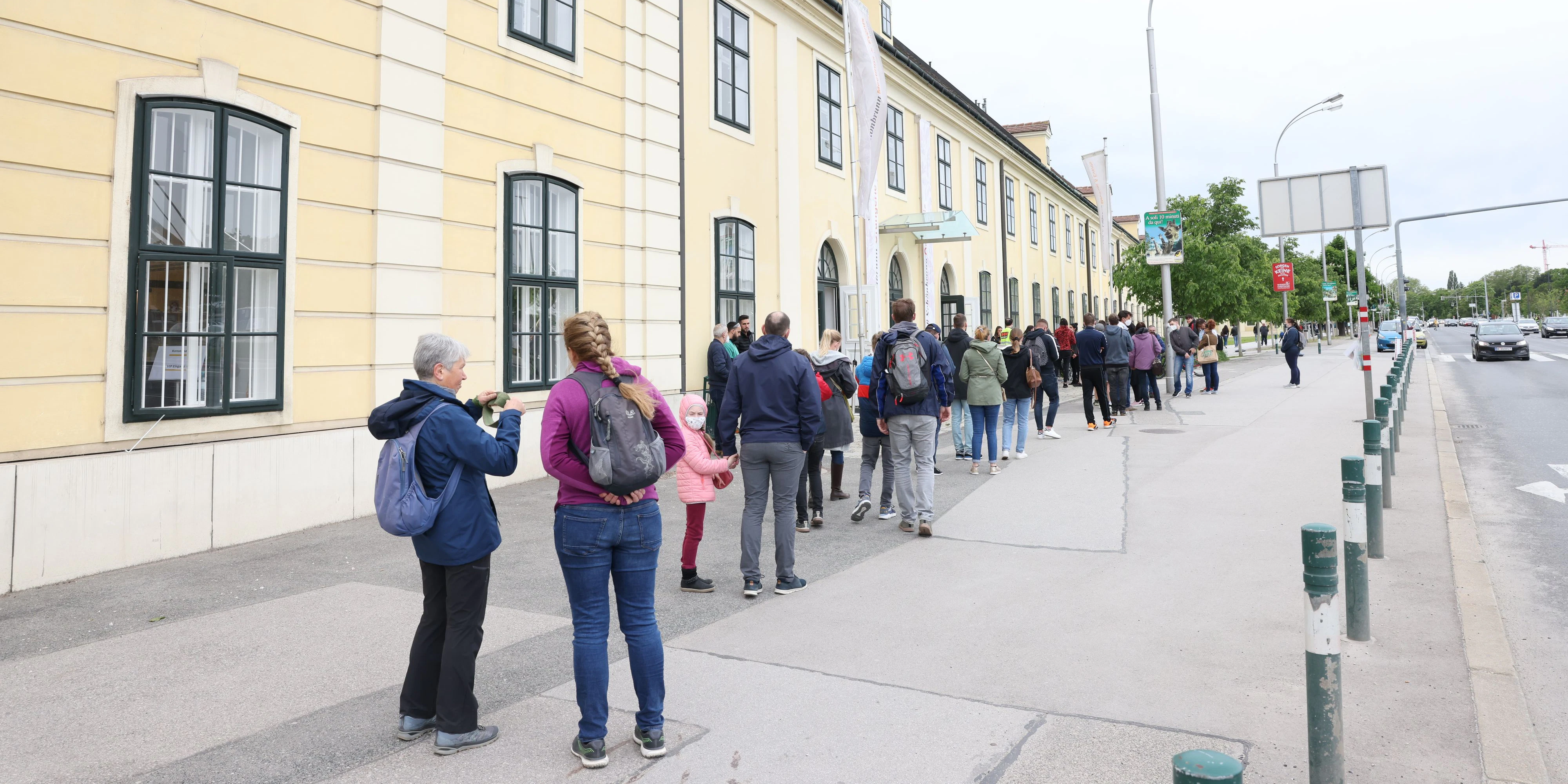 Lange Warteschlangen am Montag vor der Orangerie Schönbrunn.