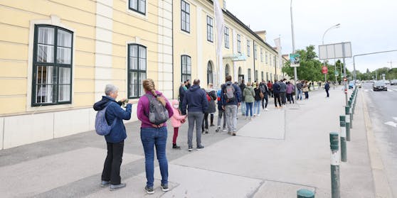 Lange Warteschlangen am Montag vor der Orangerie Schönbrunn.