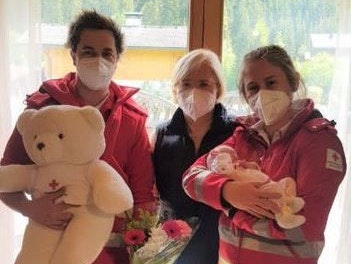 Rotkreuzhelfer Michele Lemberger, Hebamme Barbara Altenberger, Rotkreuzhelferin Adriana Atzmüller mit Lara.