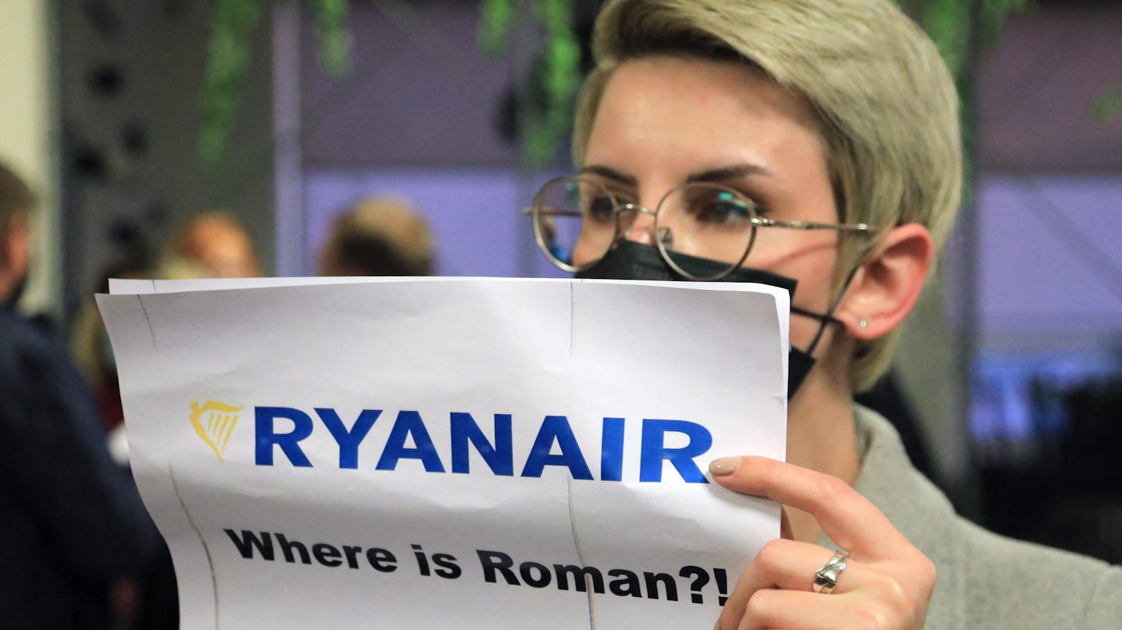 "Ryanair, wo ist Roman?!" Damit begrüßten Unterstützer des belarussischen Exil-Oppositionellen Roman Protasewitsch die Ryanair-Maschine in Vilnius.