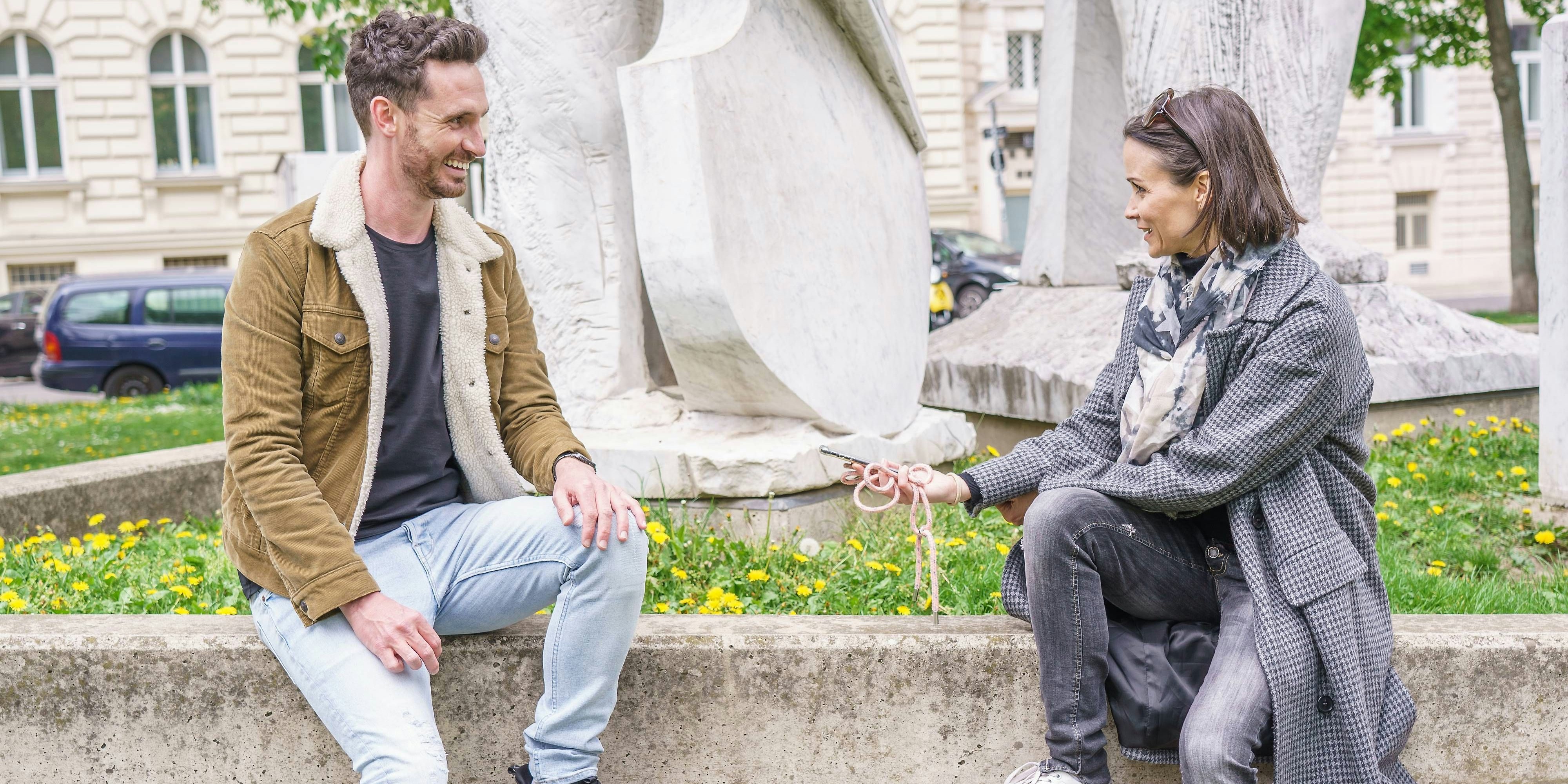 Sänger James Cottrial beim Interview mit "Heute"-Redakteurin Romina Colerus im Votivpark.