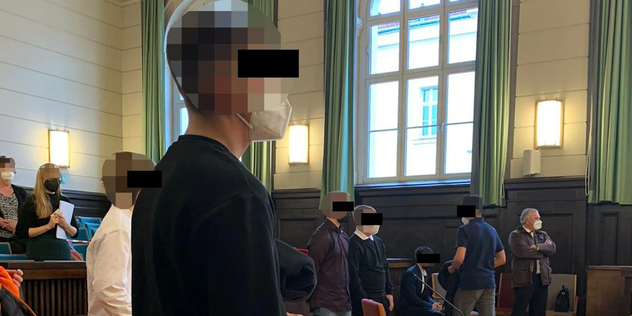 Bande schleifte Schüler (15) nach Prügel zu Bankomaten - Vimarsana News