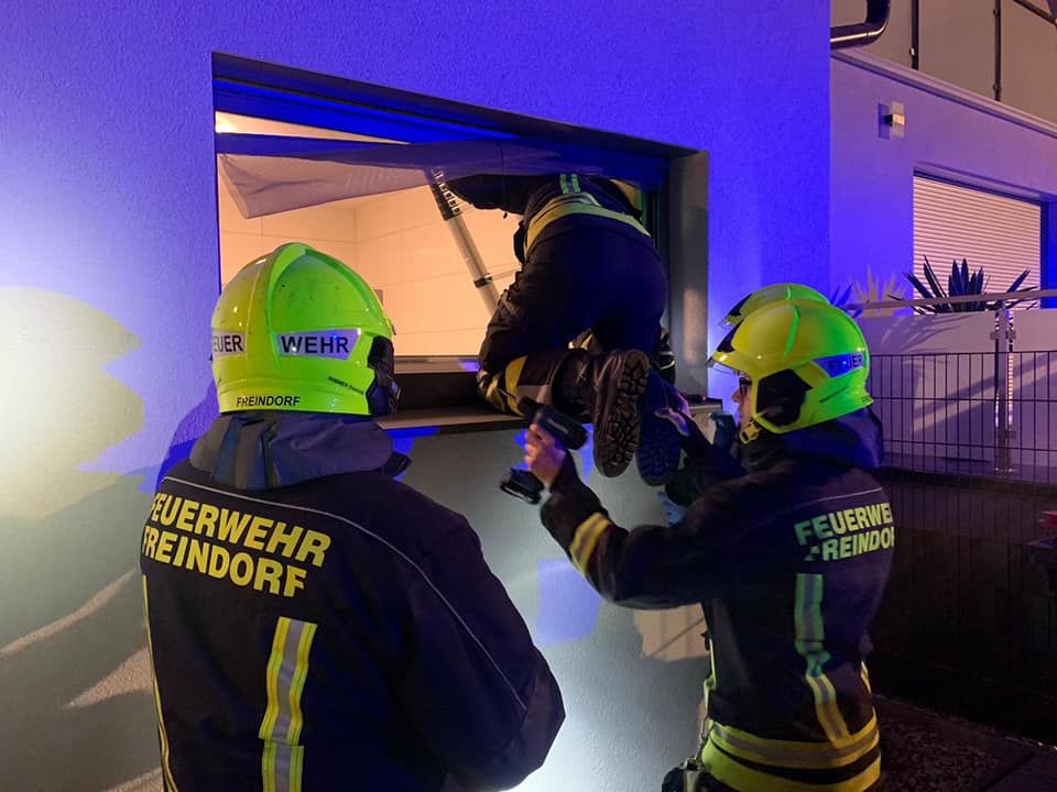 Der Bub (9) konnte nicht mehr alleine heraus, die Feuerwehr befreite ihn durch das Fenster.