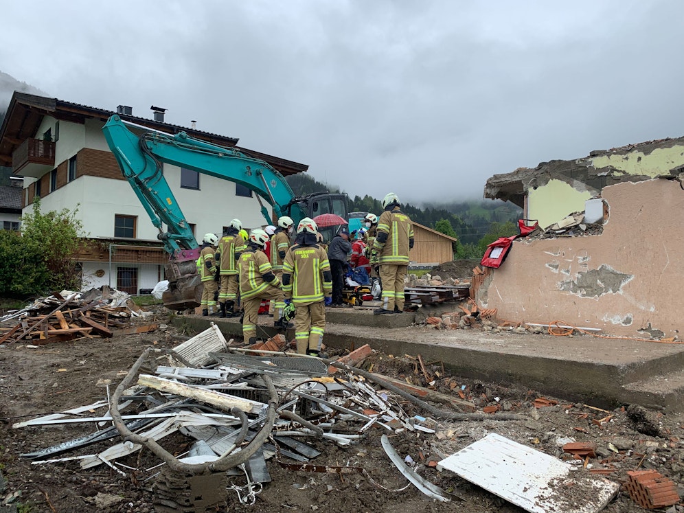 Söll—Schwerer Arbeitsunfall bei Abbrucharbeiten-Fotocredit: ZOOM.TIROL 