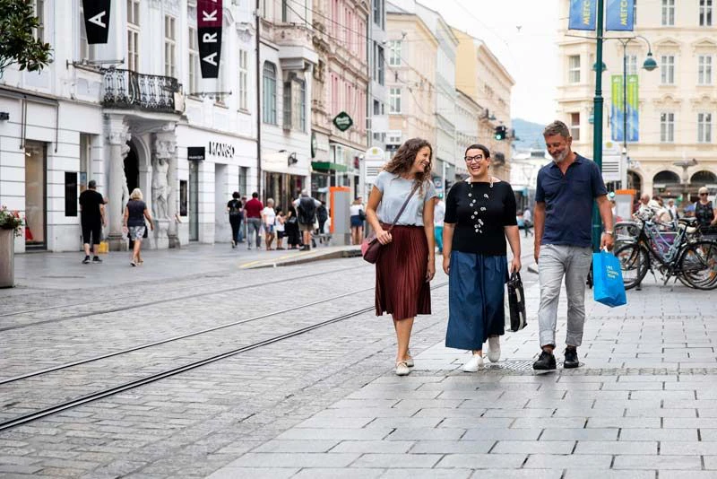 Fußgänger soll nicht nur auf der Landstraße Vorrang gegeben werden.