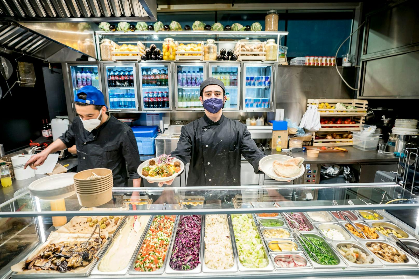 Beim vegetarischen Streetfood-Lokal Taim am Schottentor bekommt die Laufkundschaft israelische Streetfood Klassiker wie Sabich, Hummus, Falafel und Salate.<br>