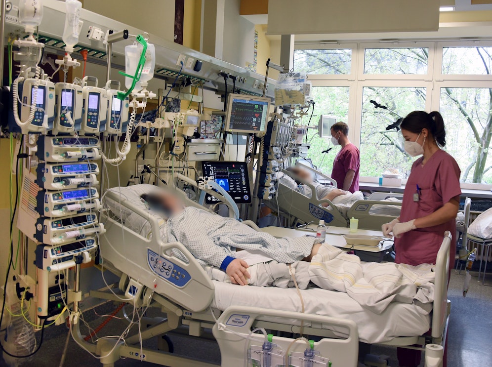 Corona-Patienten und Pflegepersonal auf einer Spitals-Intensivstation.