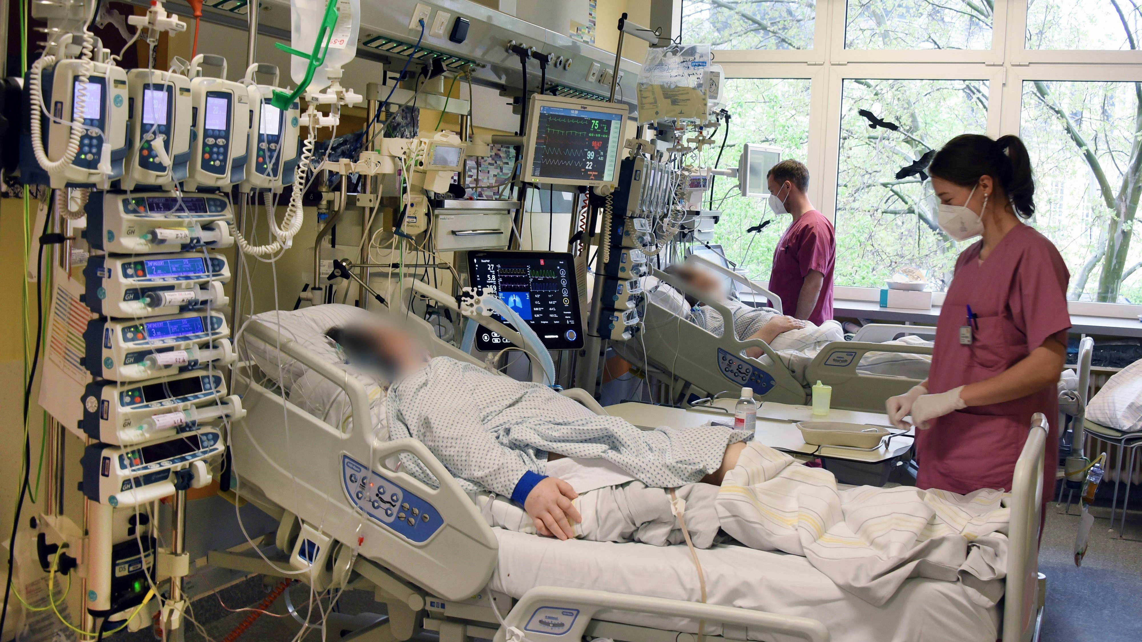 Corona-Patienten und Pflegepersonal auf einer Spitals-Intensivstation.
