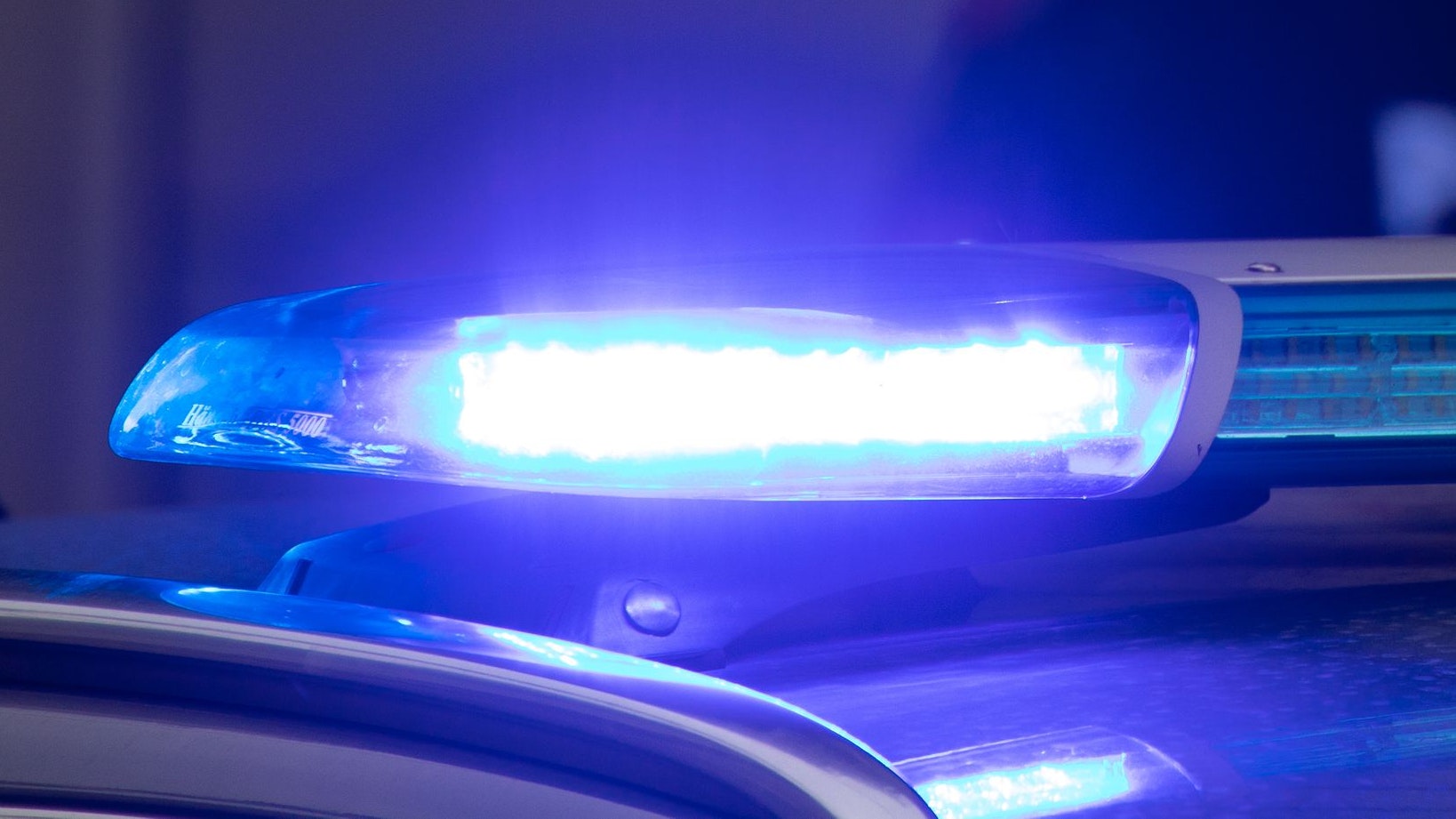 Download von www.picturedesk.com am 25.05.2021 (10:33).  Fahrzeuge der Wiener Polizei befinden sich im Einsatz bei einer Demonstration in Wien, Österreich. Im Hintergrund ist ein Polizist mit einer Uniform zu erkennen. Oktober 2020 - 20201003_PD14255 - Rechteinfo: Rights Managed (RM)