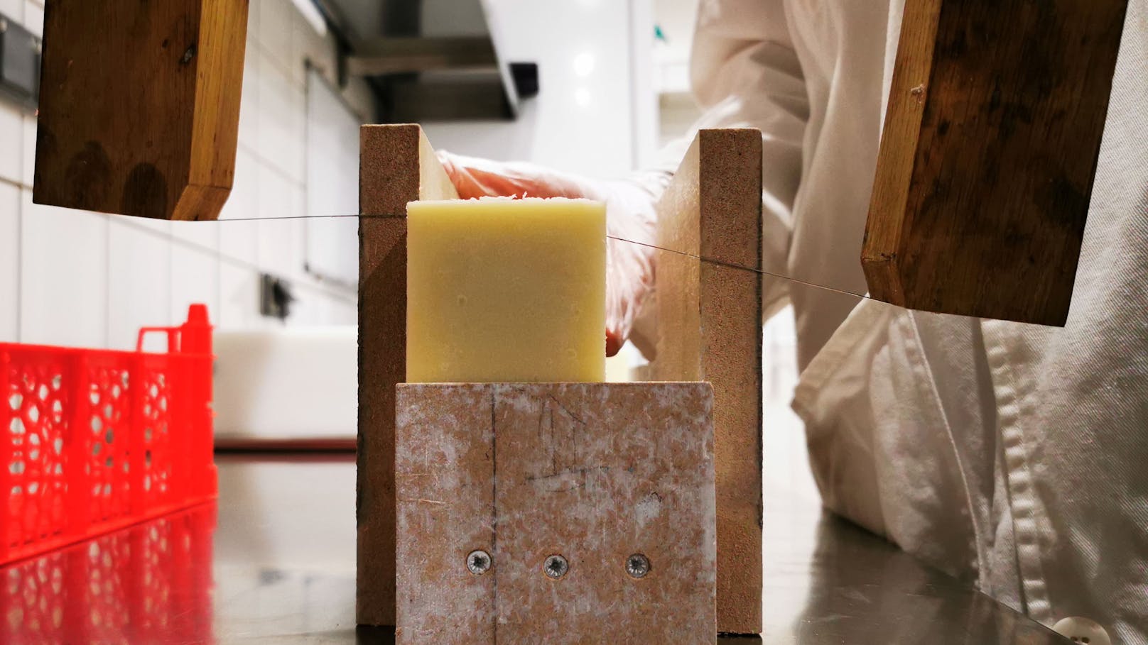 Der französische Schneckenzüchter und Seifenhersteller Damien Desrocher schneidet in seinem Labor in Wahagnies einen Block Schneckenschleimseife in Portionen.