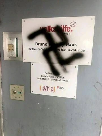 Die NS-Symbole wurden inzwischen wieder entfernt.