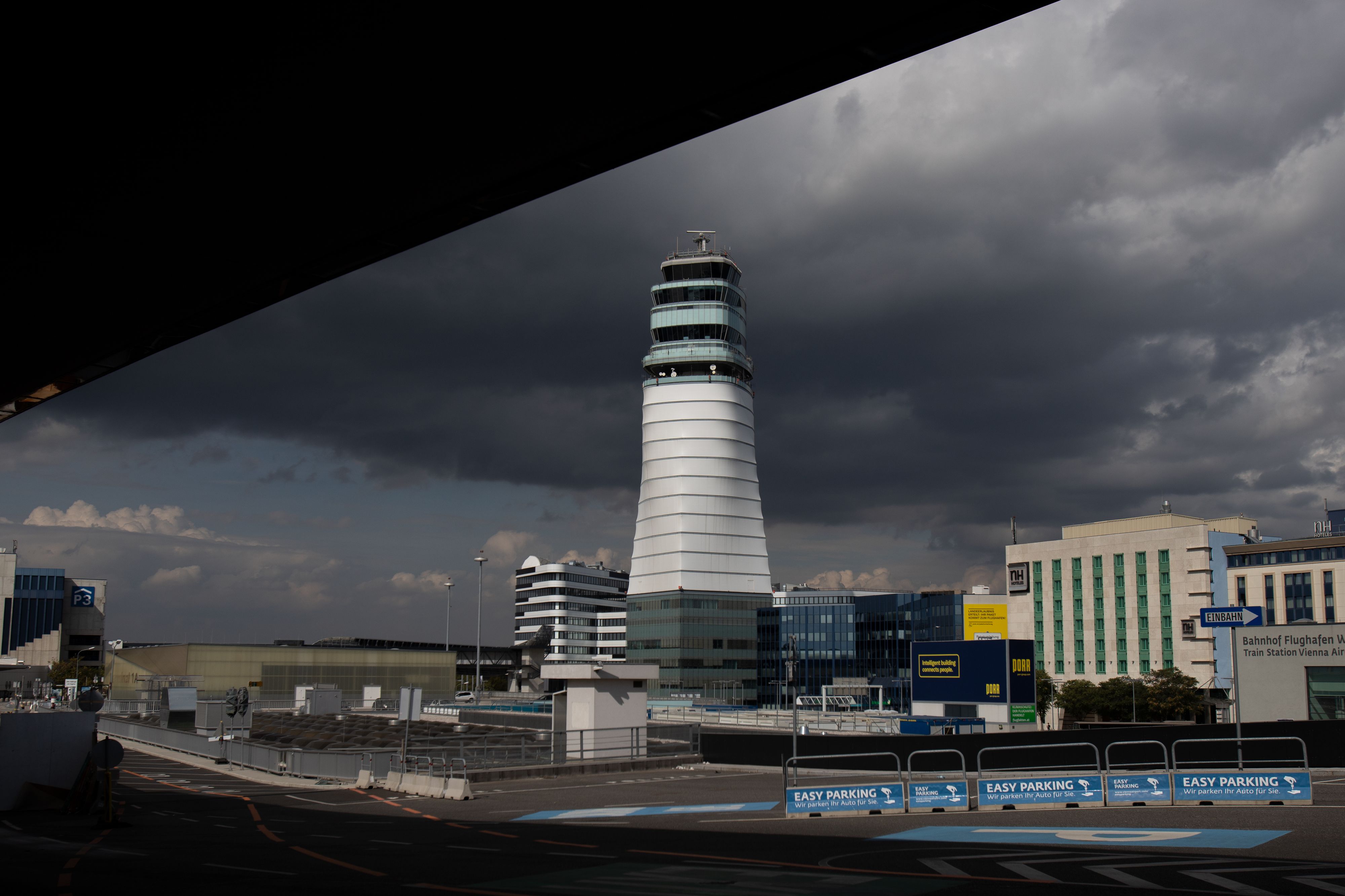 Tower des Internationalen Flughafen Wien-Schwechat (VIE)