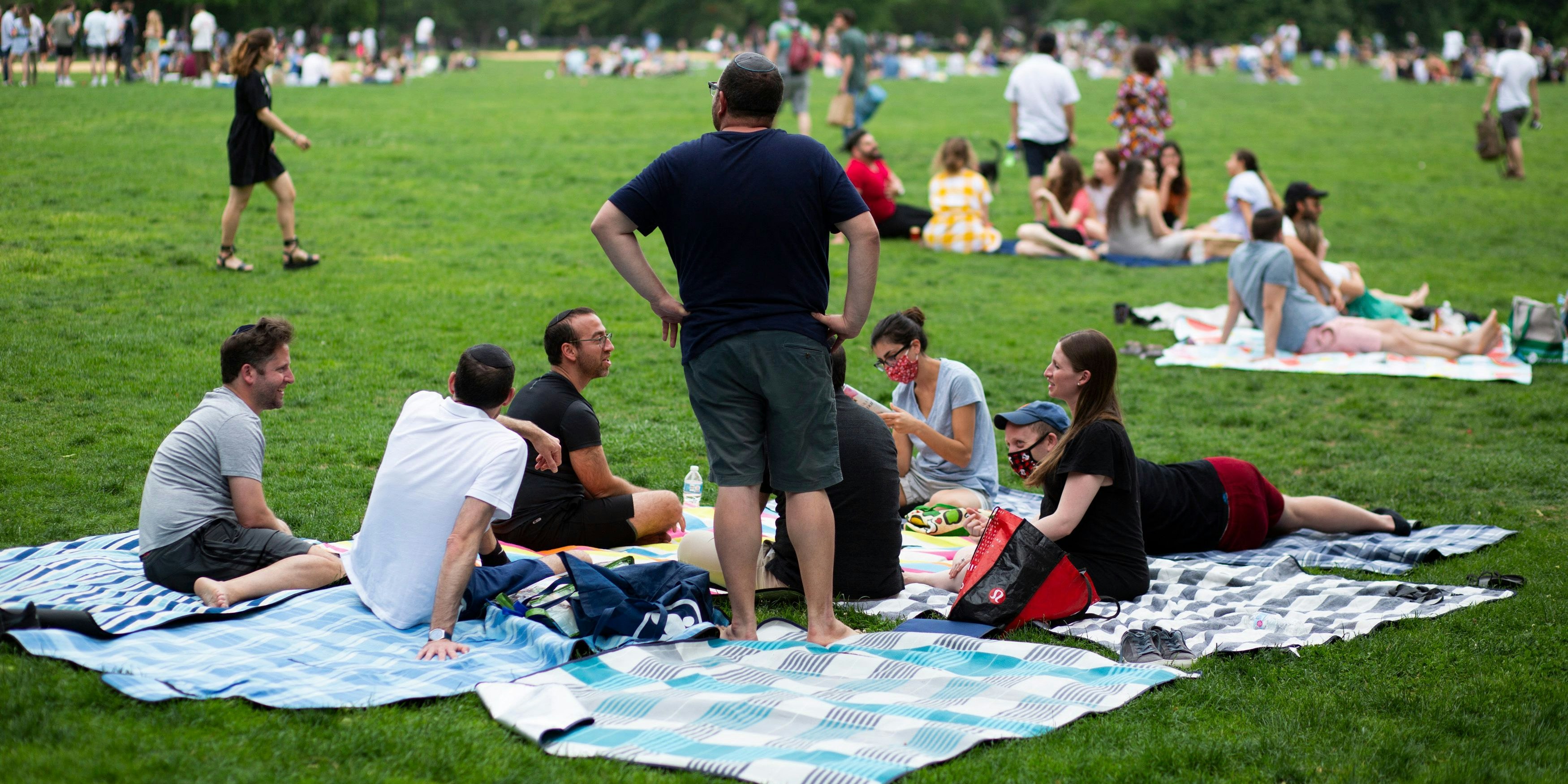 Menschen in einem Park.