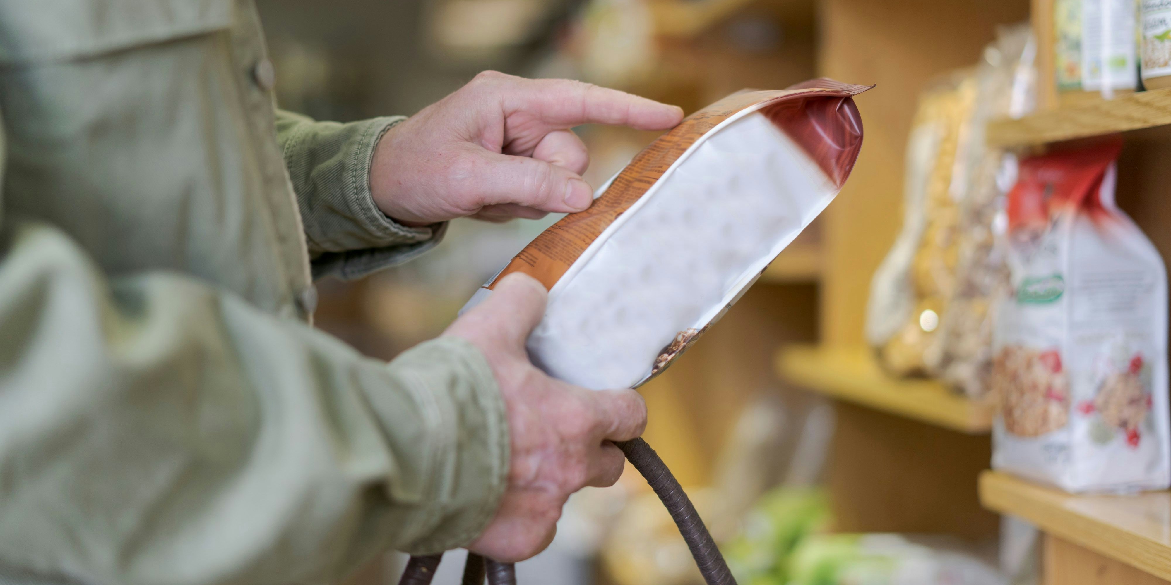 Download von www.picturedesk.com am 25.05.2021 (11:17).  Close-up of senior man buying groceries in a small food store checking ingredients - 20200326_PD12675 - Rechteinfo: Royalty Free (RF) Model Released