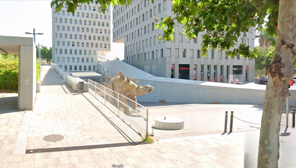 Der Dinosaurier stand direkt neben einem Hotel und sollte als Werbung für ein altes Kino dienen. Nach dem tödlichen Vorfall wurde er entfernt.