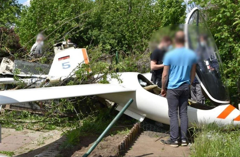 Ein Segelflieger in Norddeutschland musste am Pfingstmontag zu einer Notlandung ansetzen und wurde schlussendlich erst von einer Komposttonne gestoppt.