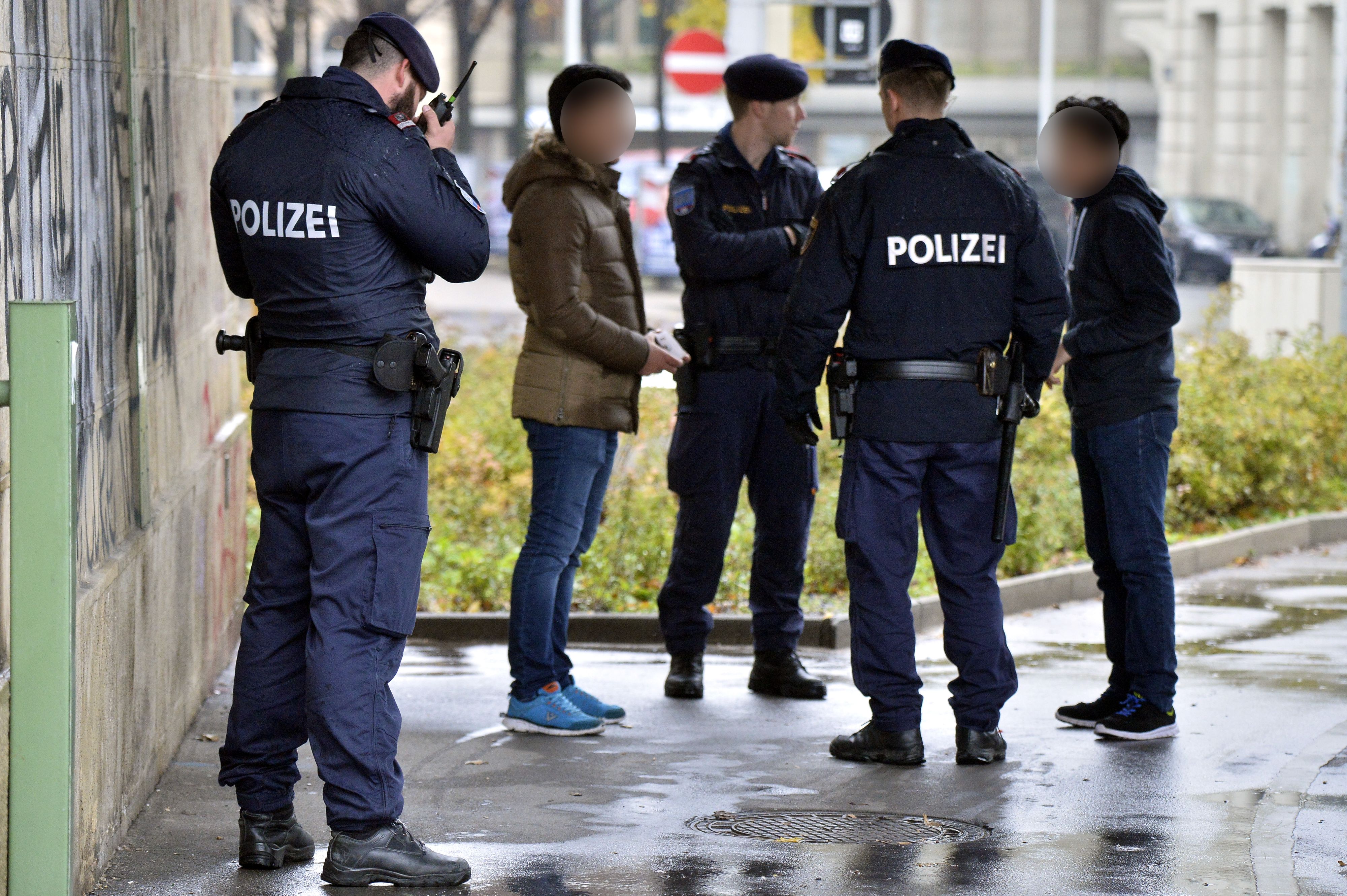 Download von www.picturedesk.com am 25.05.2021 (13:29).  ABD0049_20161116 - WIEN - ÖSTERREICH: Eine Personenkontrolle durch Polizisten am Mittwoch, 16. November 2016, im Rahmen von Schwerpunktkontrollen zur Bekämpfung der Drogenkriminalität im Bereich einer U6-Station in Wien. GESPERRT BIS 17:00 UHR - ABENDAUSGABEN OK!. - FOTO: APA/HERBERT PFARRHOFER - GESPERRT BIS 17:00 UHR - ABENDAUSGABEN OK! - 20161116_PD2996 - Rechteinfo: Rights Managed (RM)