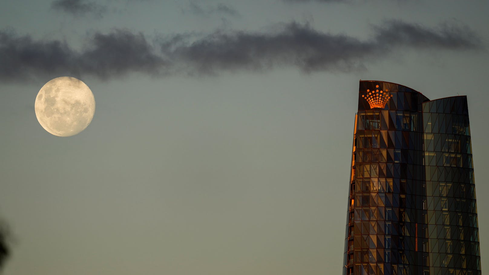 Erste Bilder von dem Spektakel wurden bereits in Sydney eingefangen werden - wobei dem Mond hier noch ein paar Zentimeter zu seiner vollen Pracht fehlen.