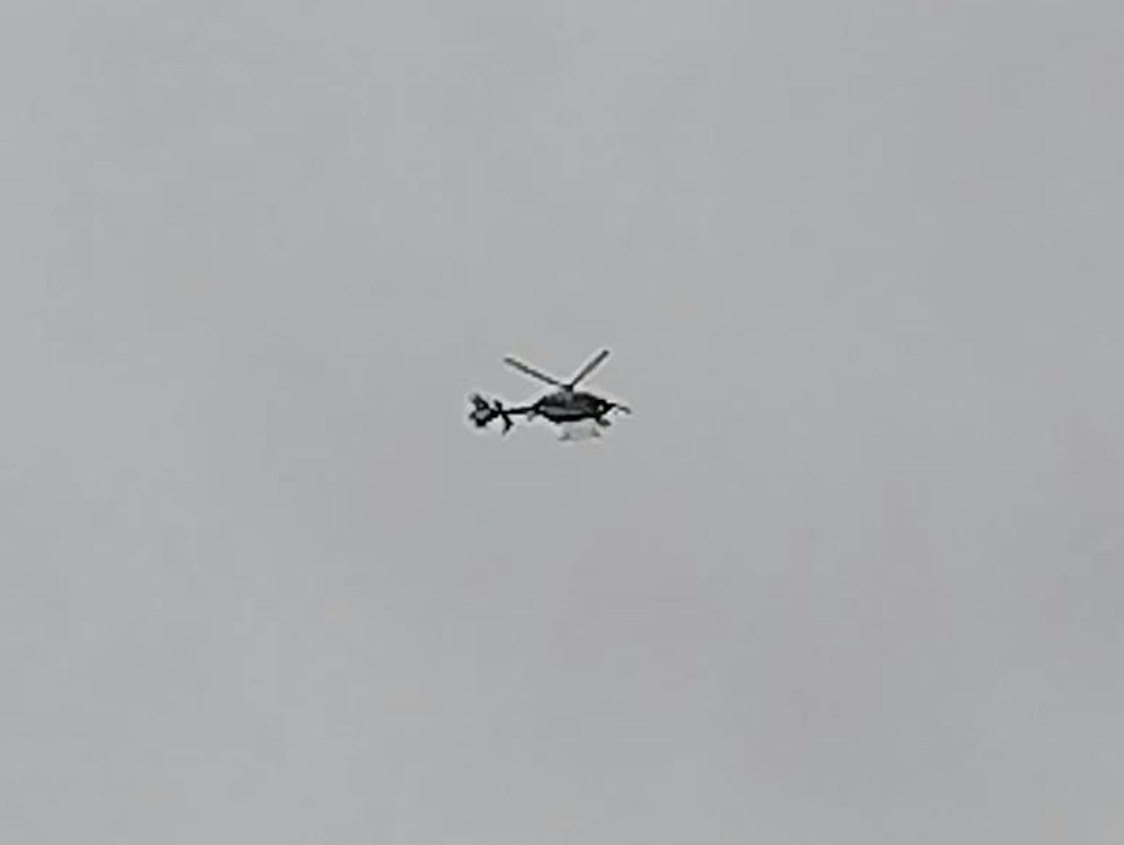 Augenzeugen berichten, dass über der Donaustadt der Polizei-Hubschrauber kreist. 
