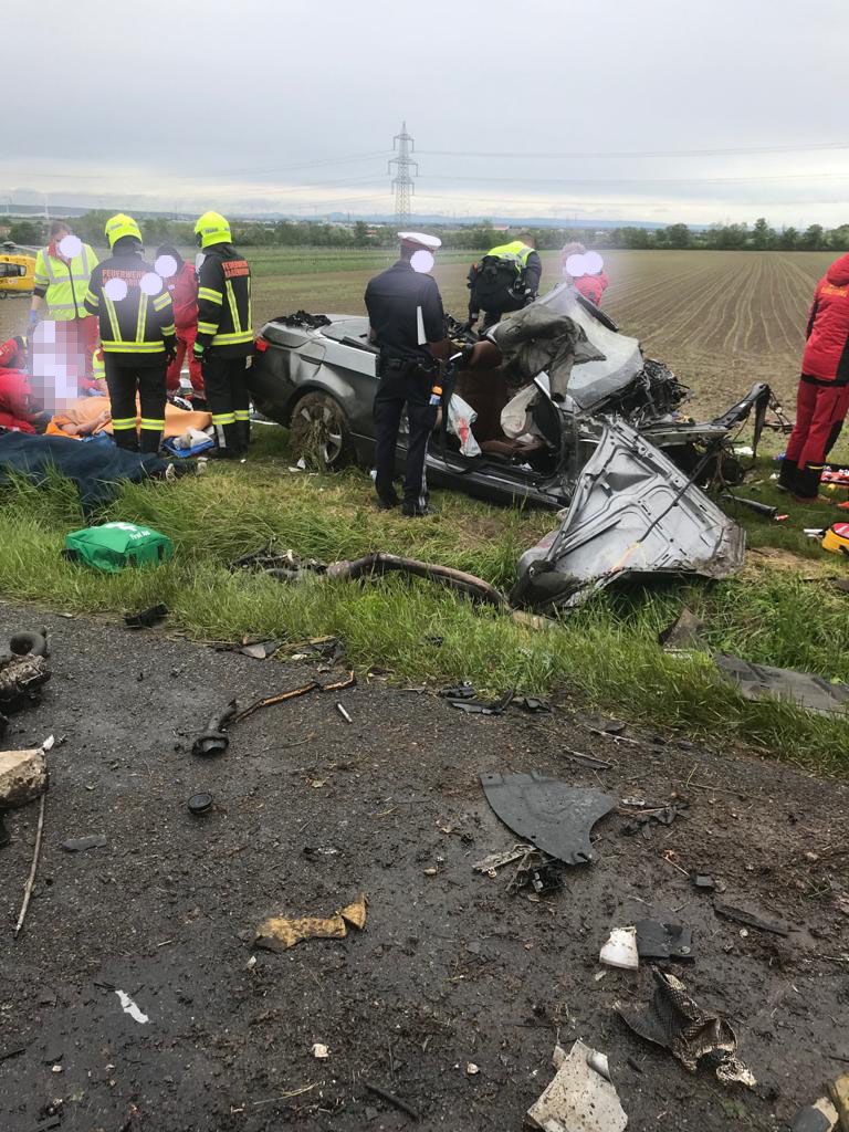 Drama in Hagenbrunn: BMW-Lenker rast mit Cabrio in den Tod.