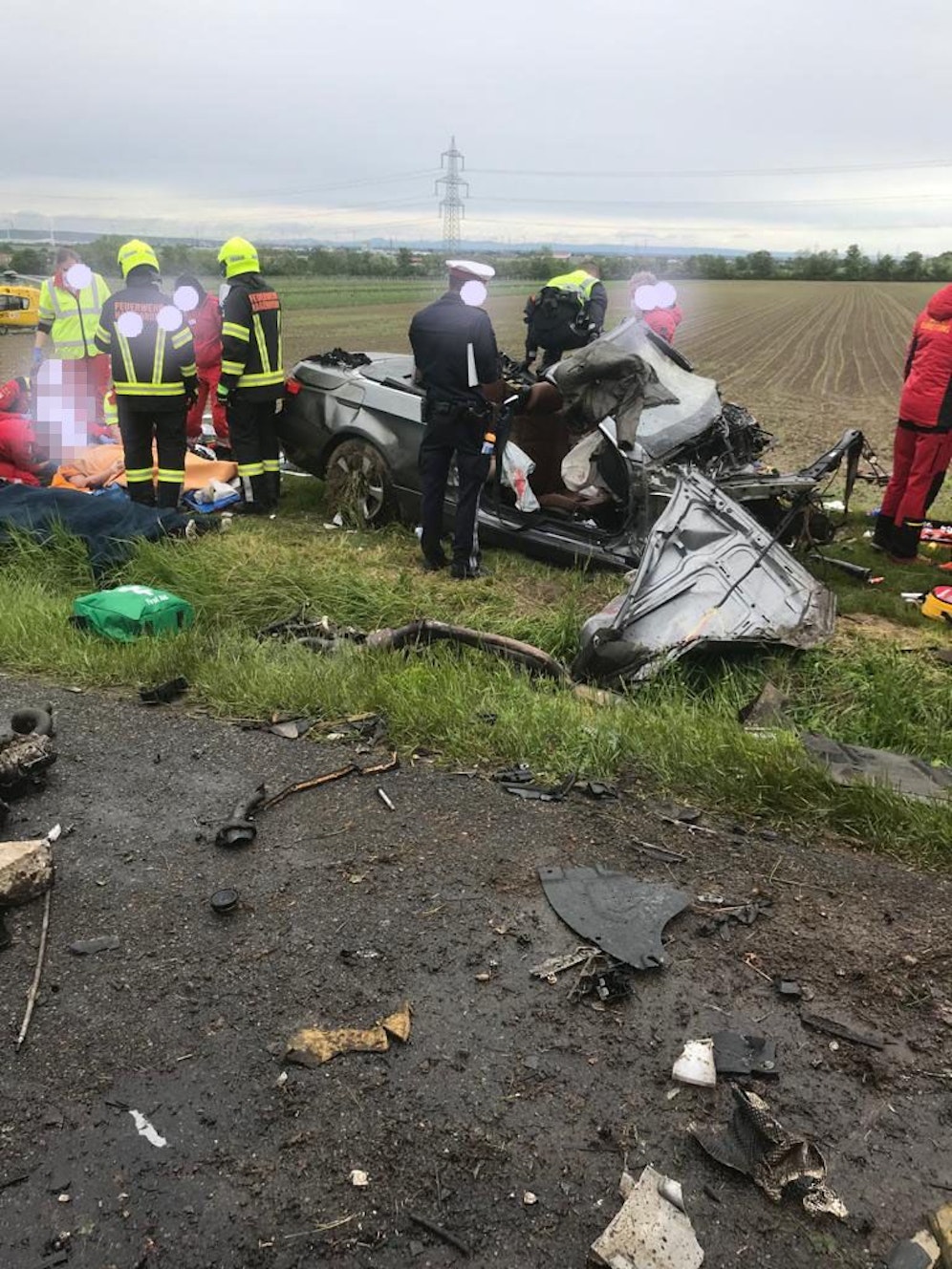 Drama in Hagenbrunn: BMW-Lenker rast mit Cabrio in den Tod.