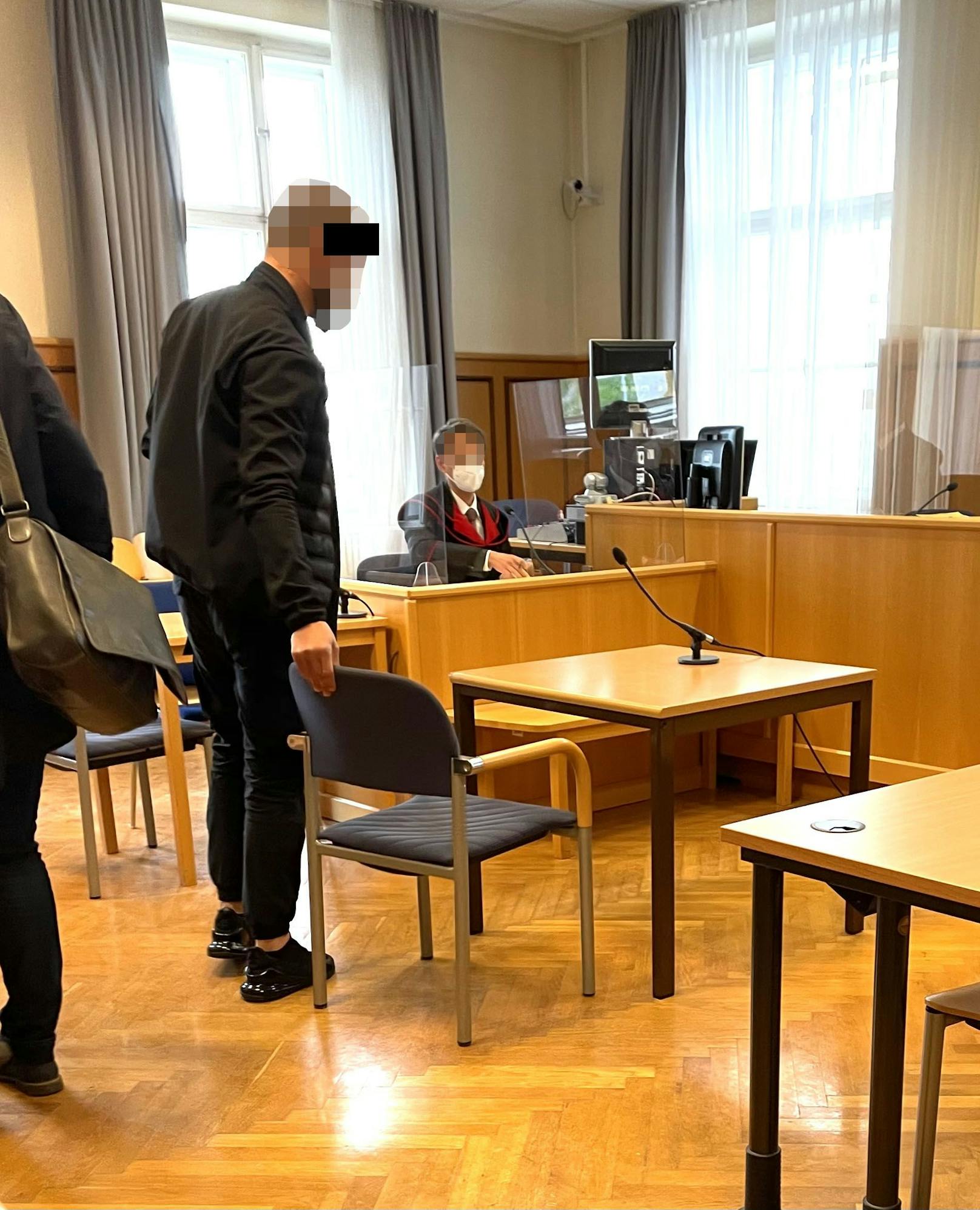 Der Angeklagte (23) in Wiener Neustadt vor Gericht.