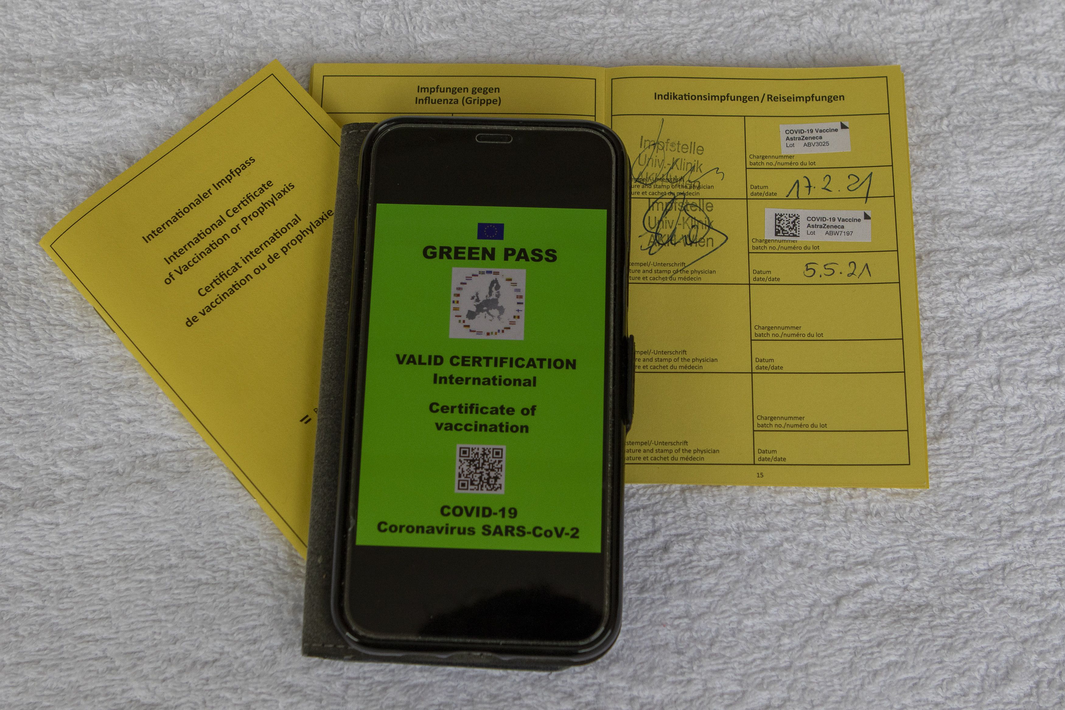 Download von www.picturedesk.com am 25.05.2021 (10:35).  VIENNA, AUSTRIA - MAY 5: An international vaccination pass with the entries of the 1st and 2nd corona vaccinations and a mobile phone with a Green Passport from the EU at Liesing on May 5, 2021 in Vienna, Austria. 210505_SEPA_13_002 - 20210505_PD6800 - Rechteinfo: Rights Managed (RM)