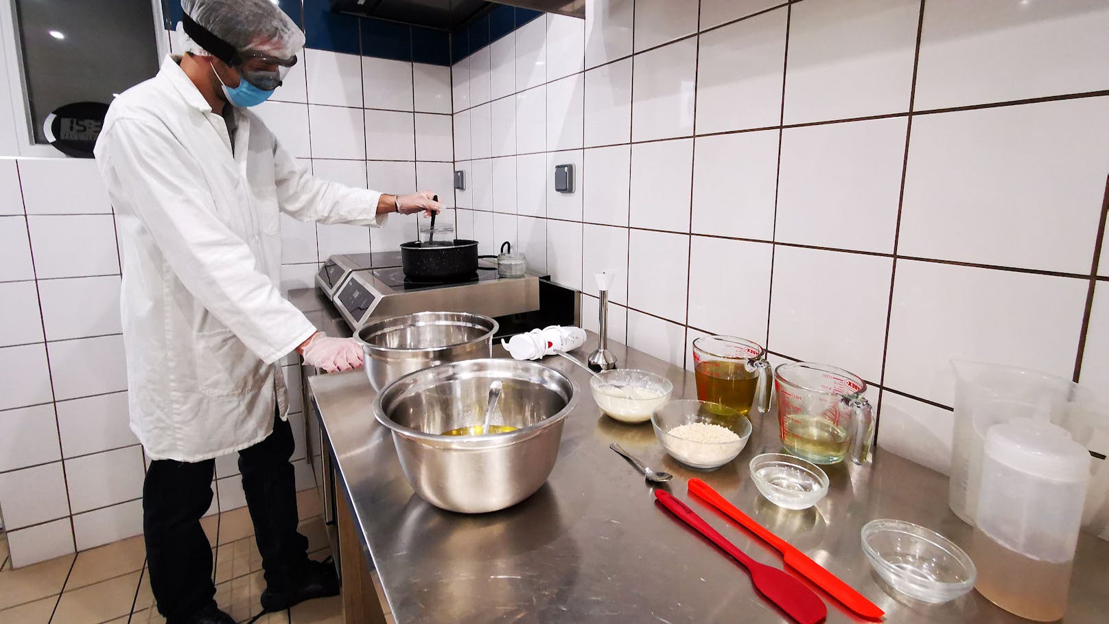 Der französische Schneckenzüchter und Seifenhersteller Damien Desrocher mischt in Wahagnies die Zutaten für die Herstellung von Schneckenschleimseife.