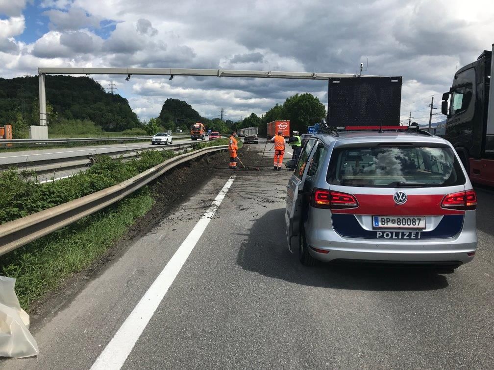 Der Lenker krachte nach einem Reifenplatzer in die Mittelleitschiene.
