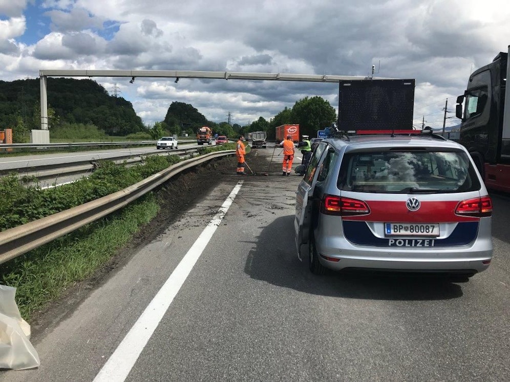 Der Lenker krachte nach einem Reifenplatzer in die Mittelleitschiene.