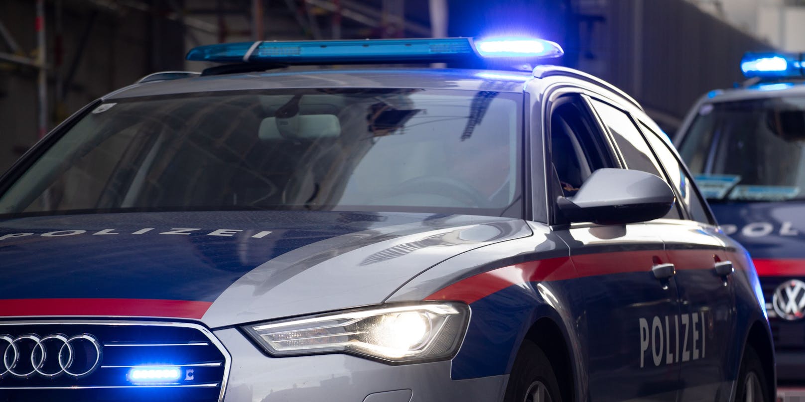Fahrzeuge der Wiener Polizei befinden im Einsatz. Symbolbild
