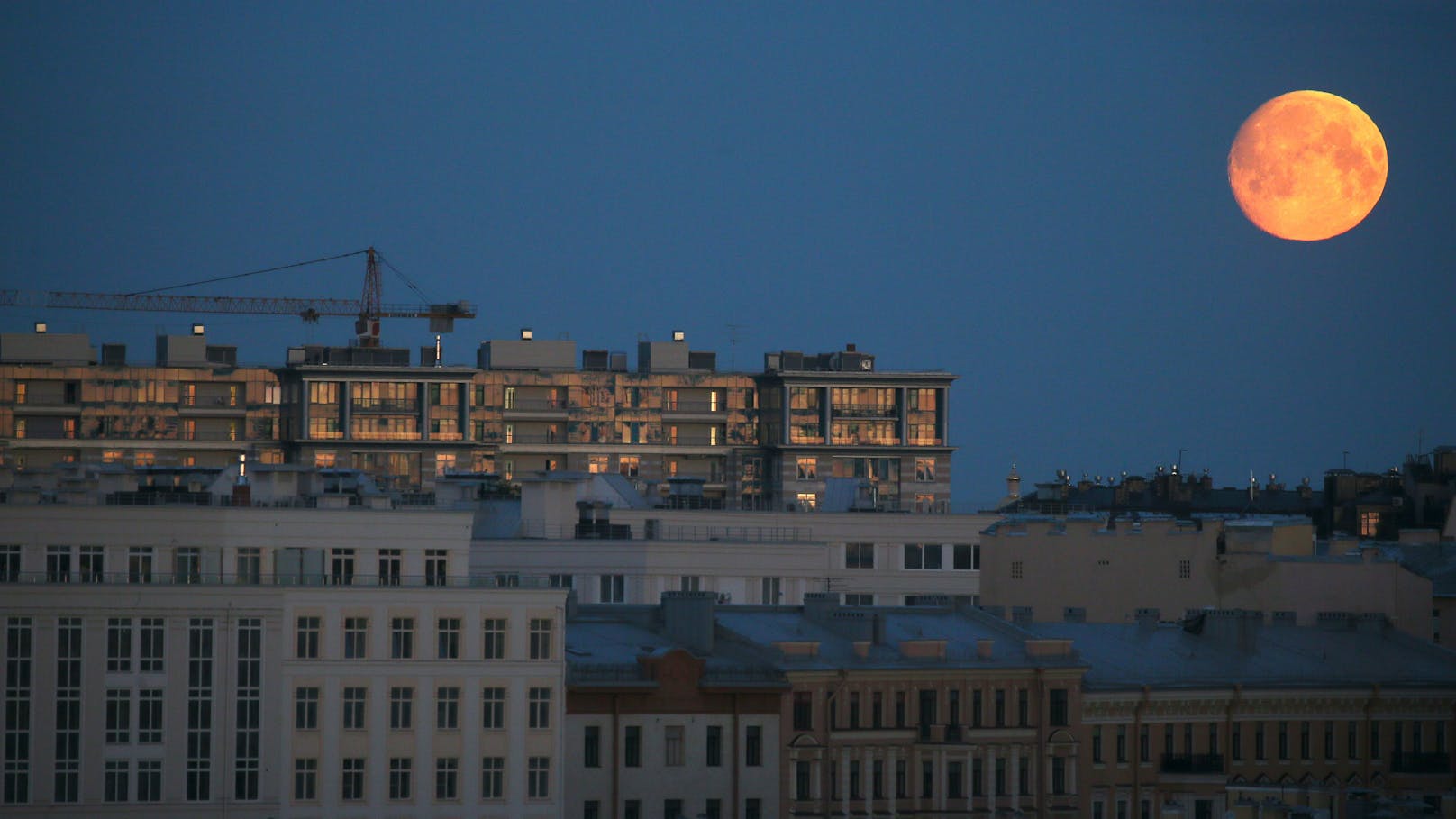 Auch in St. Petersburg wurde der Mond schon vorzeitig geknipst.