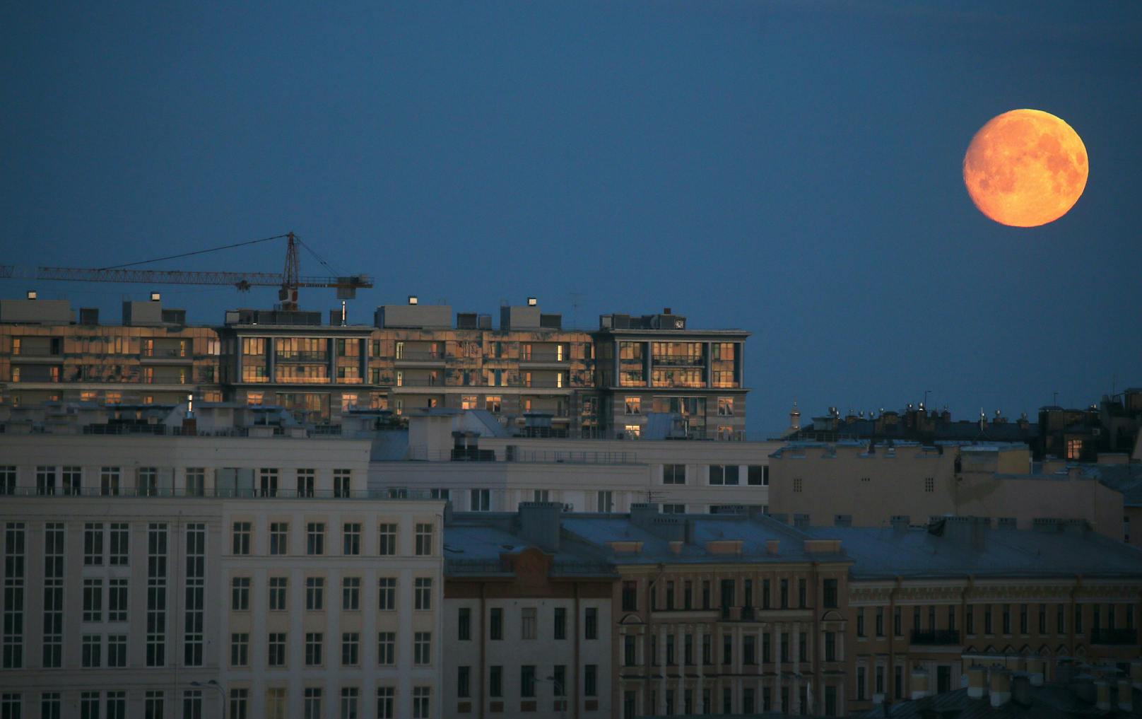 Auch in St. Petersburg wurde der Mond schon vorzeitig geknipst.