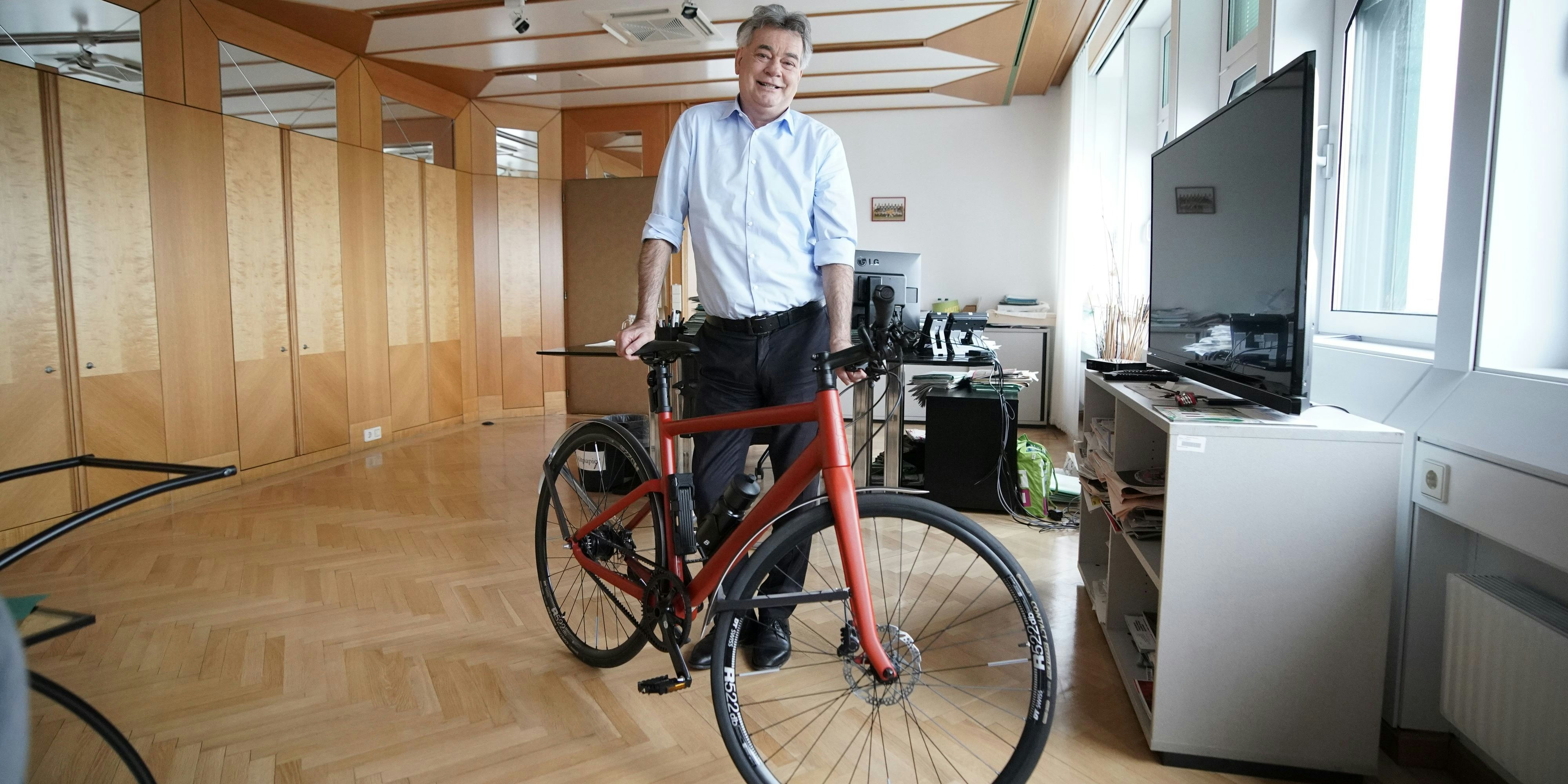  Zehn Kilo will Kogler abnehmen, fünf sind schon weg, das Fahrrad im Büro kann wenig dafür.