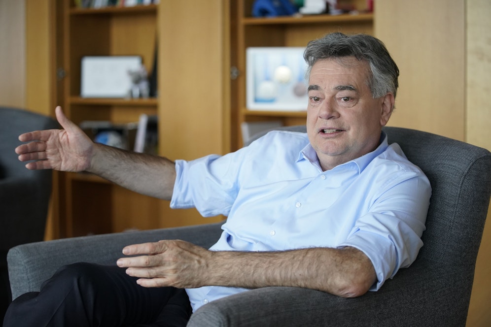 Vizekanzler Werner Kogler ist zum Start des Pride Month in Feierlaune.