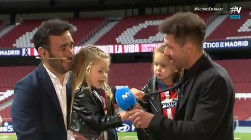 Diego Simeone (r.) lauscht seiner Tochter.