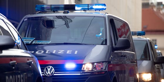 Polizeifahrzeuge mit Blaulicht bei einem Einsatz in Wien. Symbolbild
