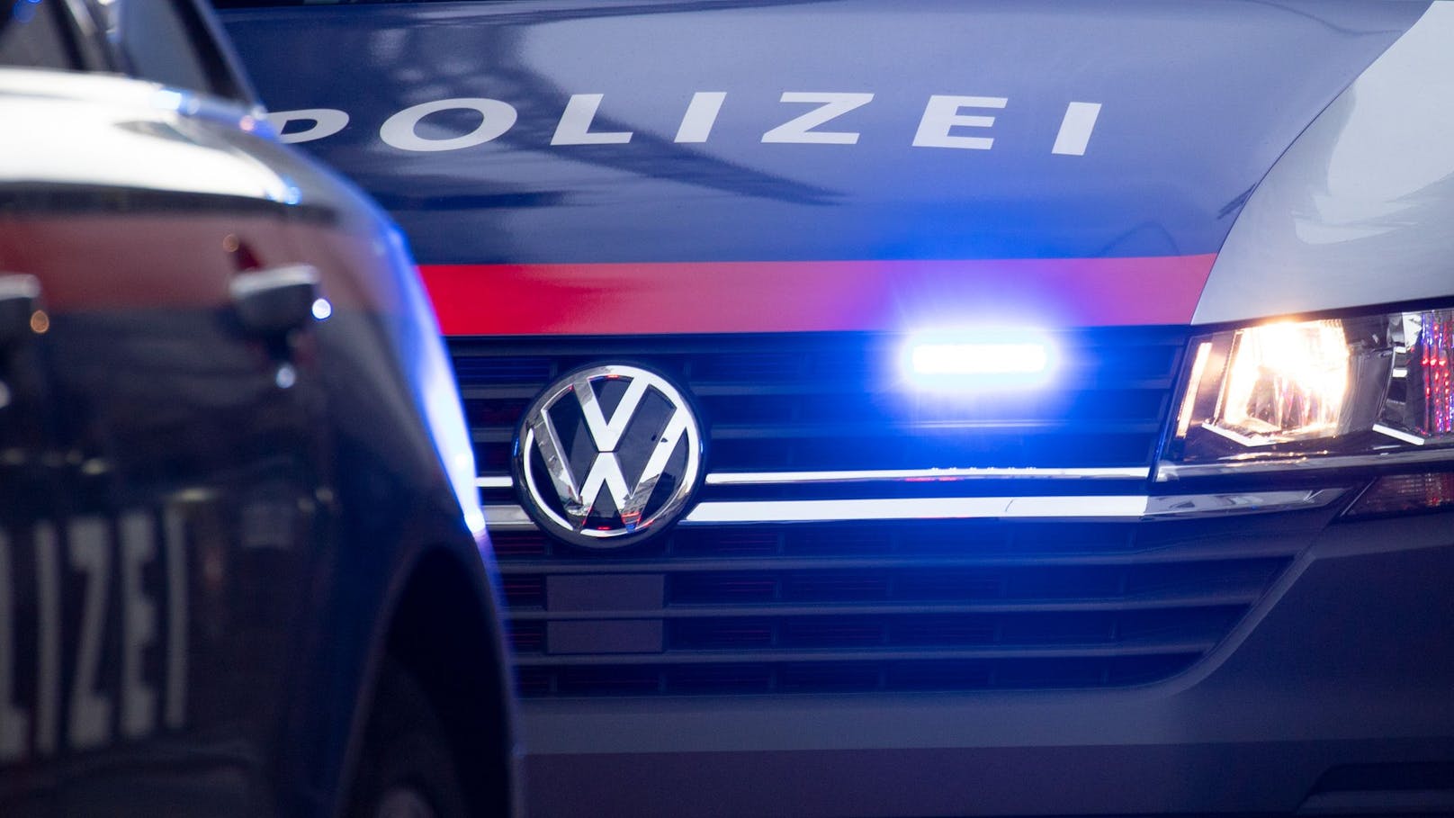 Fahrzeug der Wiener Polizei mit Blaulicht. Symbolbild