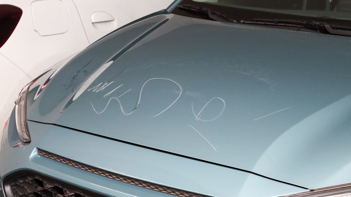 Peter Oehler zeigt den Schaden an seinem Auto.