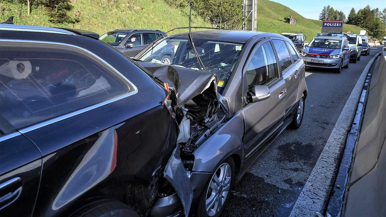 Sieben Personen wurden bei dem Crash verletzt.
