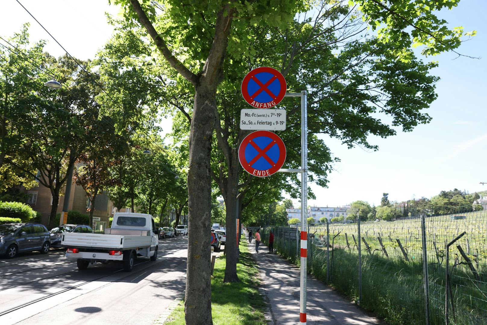 Ab sofort gibt es in Dornbach einen temporären Radstreifen, tagsüber gilt auf der rechten Seite ein Halteverbot für Autofahrer.