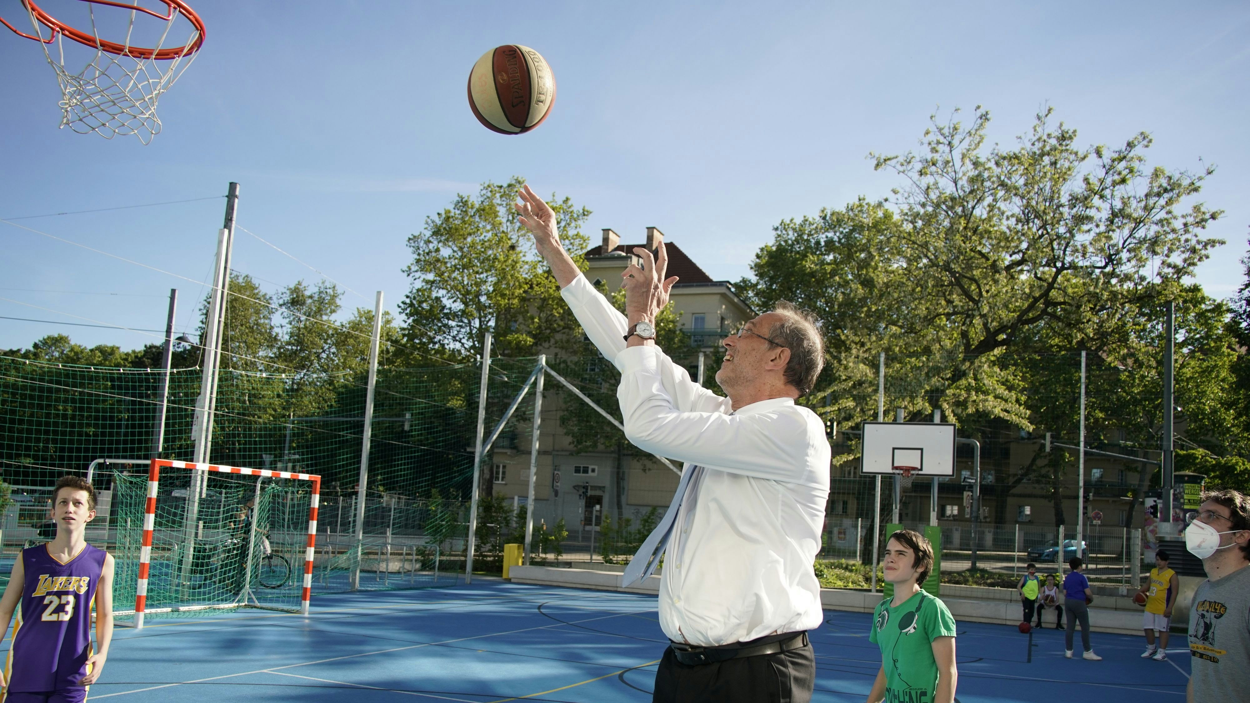 Minister (2,03 Meter) nähert sich Basketball-Korb an (3,05 Meter) 