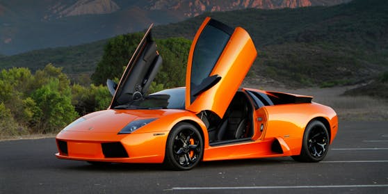 Ein Lamborghini Murcielago bei Sonnenuntergang mit offenen Türen. Symbolbild