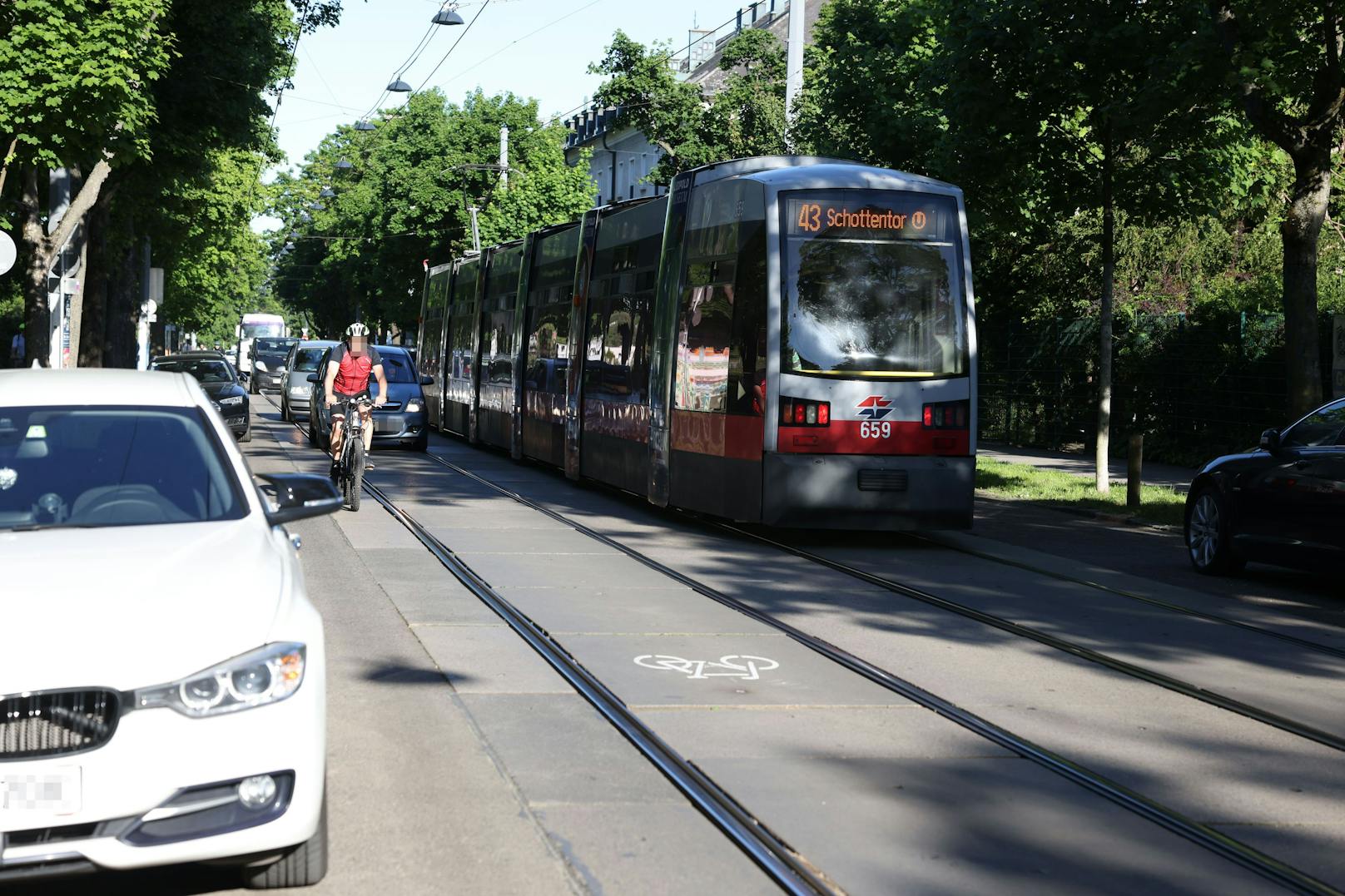 In Dornbach müssen sich Radfahrende, Autofahrer und Straßenbahn eine Spur teilen. Um Dooring-Unfälle zu verhindern, können Biker auch zwischen den Gleisen fahren. Ideal ist die Situation deshalb aber nicht.