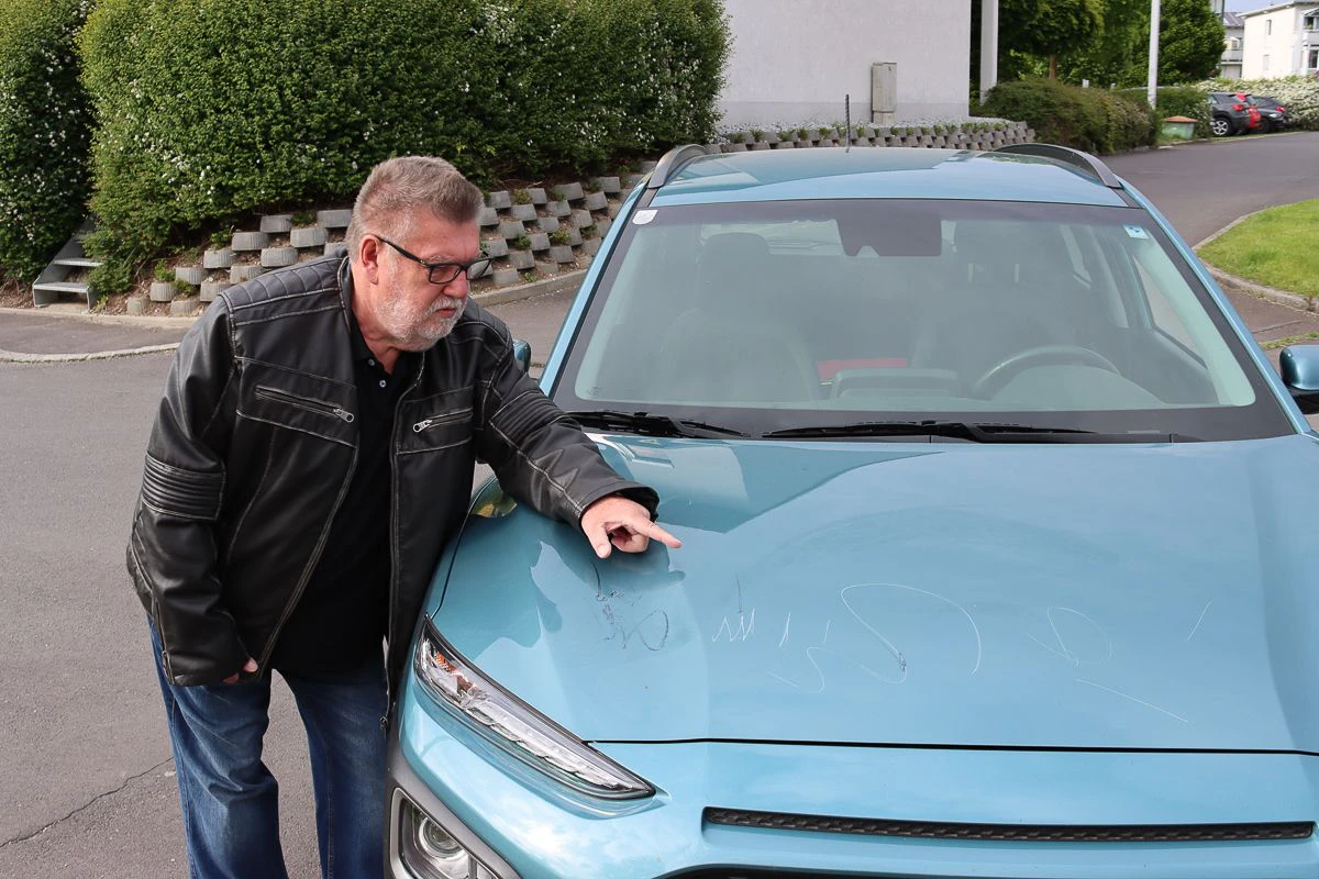 Peter Oehler zeigt den Schaden an seinem Auto.