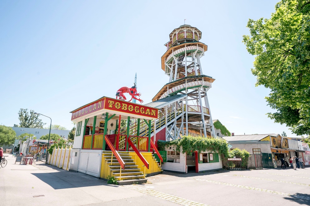 Im Auftrag des Denkmalamtes musste das Dach am legendären Toboggan verbreitert werden. Laut Baupolizei ist der Dachvorsprung zu breit und muss wieder rückgebaut werden.<br>