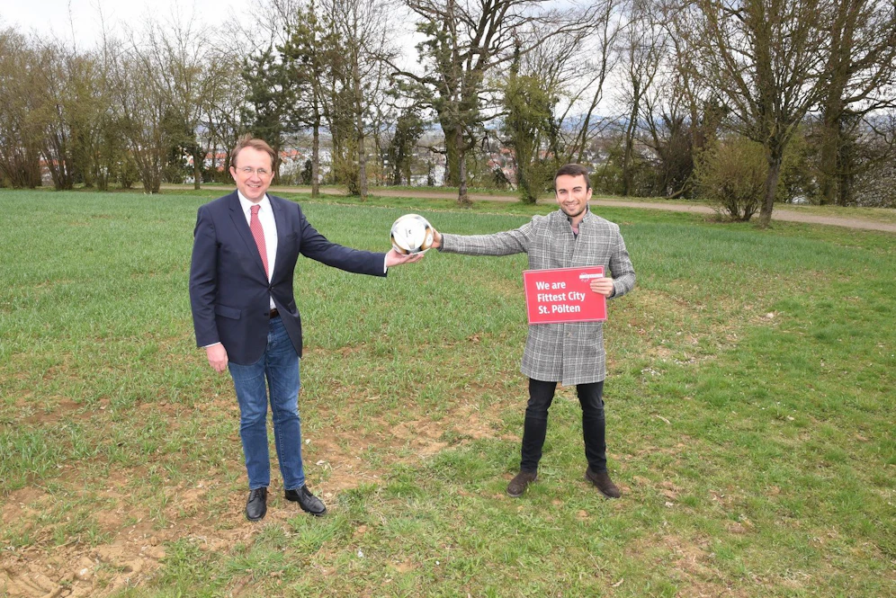 Bürgermeister Matthias Stadler und Sportreferent Florian Gleiss begutachteten den möglichen Standort.